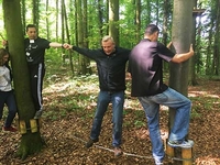 Im Kletterwald in Kenzingen lernen die Mitarbeiter sich gegenseitig noch stärker zu vertrauen und zu unterstützen.